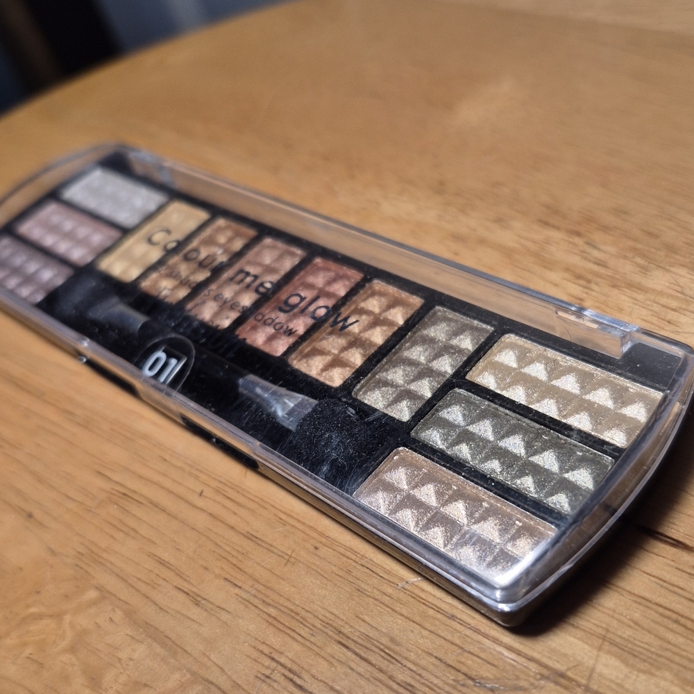 Profusion Colour Me Glow 12 Color Eyeshadow Palette FREE